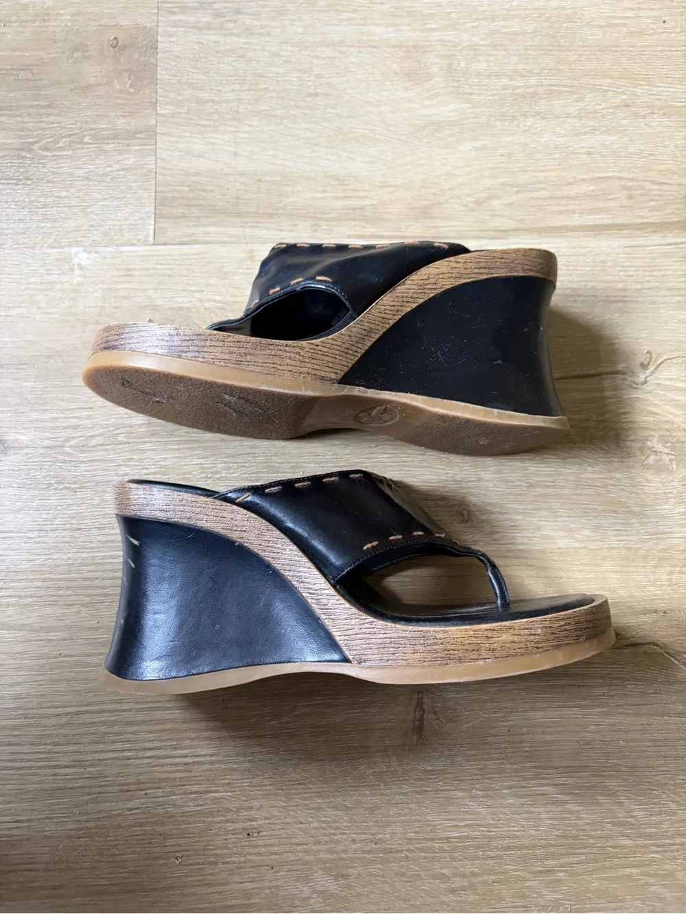 VINTAGE Xappeal Black Wedge Thong Sandals with Wood-Effect Platform